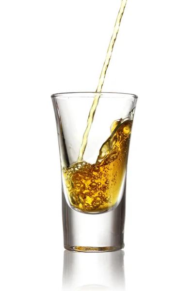 Despejando vodka pimenta, em vidro isolado em branco — Fotografia de Stock