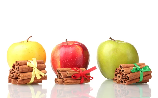 Kanelstänger och äpplen isolerad på vit — Stockfoto