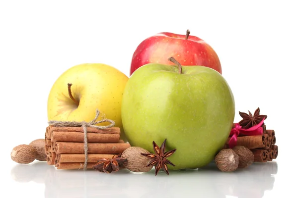 Корица палочки, яблоки, мускатный орех и аниса изолированы на белом — стоковое фото