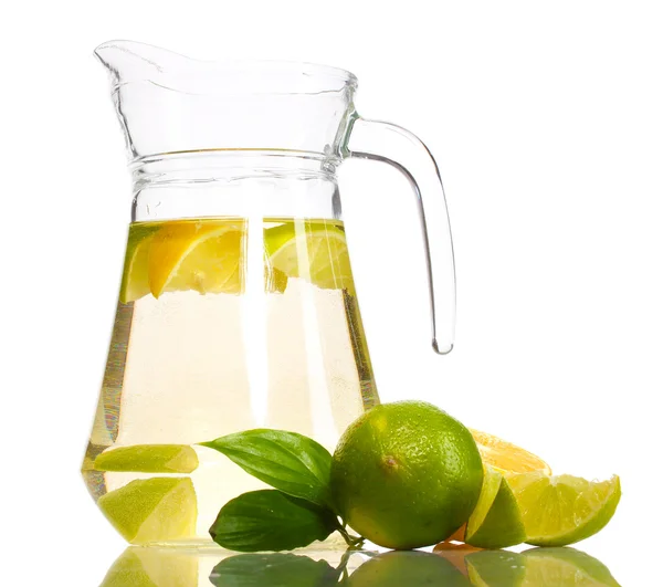 Jarro de limonada, limão e limão isolado em branco — Fotografia de Stock