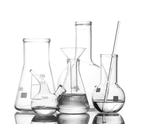 Vidros de laboratório diferentes com água e vazios com reflexão isolada sobre branco — Fotografia de Stock