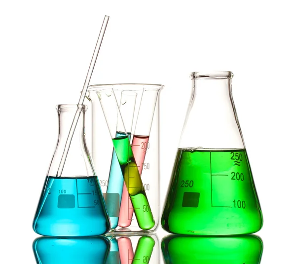 Verschillende laboratoriumglaswerk met kleur vloeistof en reflectie geïsoleerd op wit — Stockfoto