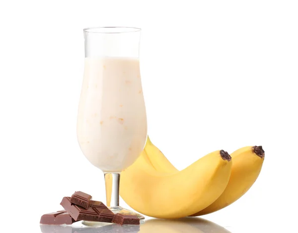 Melk cocktail met bananen en chocolade op wit wordt geïsoleerd — Stockfoto