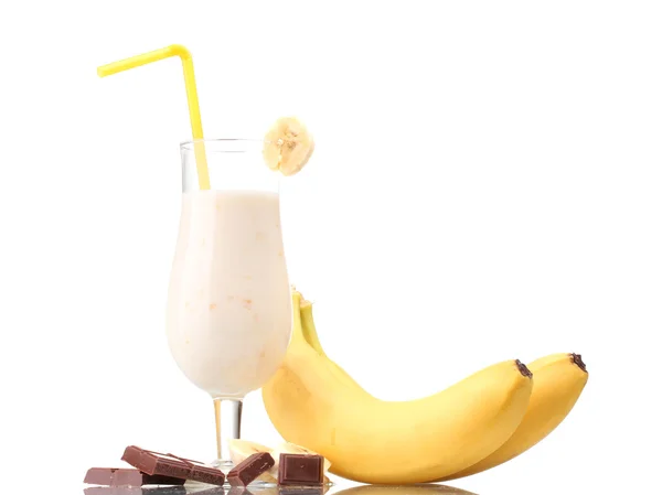 Melk cocktail met bananen en chocolade op wit wordt geïsoleerd — Stockfoto