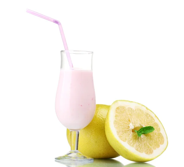 Muzlu süt ve üzerinde beyaz izole pomelo — Stok fotoğraf