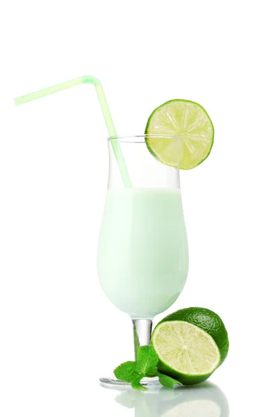 Milkshake met kalk en mint geïsoleerd op wit — Stockfoto