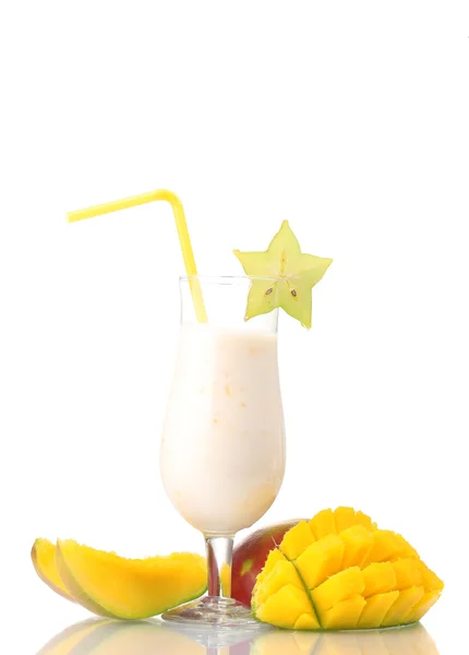 Frullato di latte con mango isolato su bianco — Foto Stock