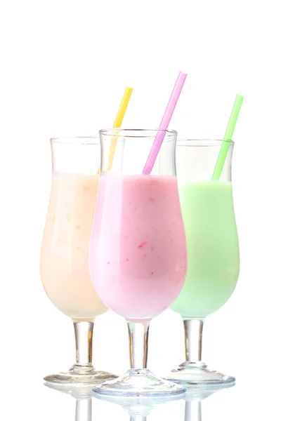 Молочные коктейли, изолированные на белом — стоковое фото