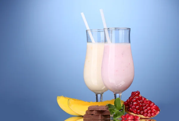Shake-uri de lapte cu fructe și ciocolată pe fundal albastru — Fotografie, imagine de stoc