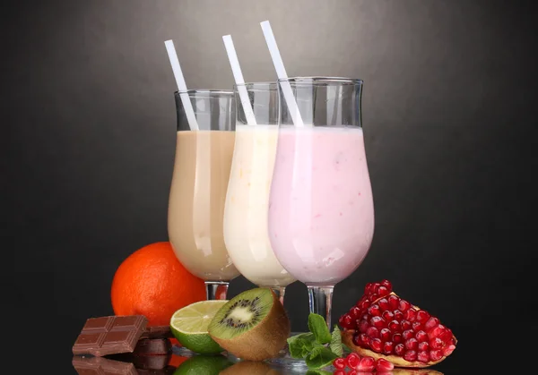 Meyveleri ve gri arka plan üzerine çikolata süt sallar — Stok fotoğraf