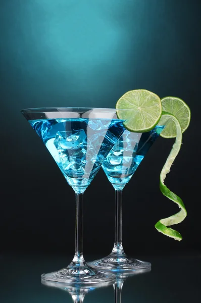 Blauer Cocktail in Martini-Gläsern auf blauem Hintergrund — Stockfoto