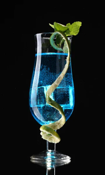 Синий коктейль в стакане на черном фоне — стоковое фото