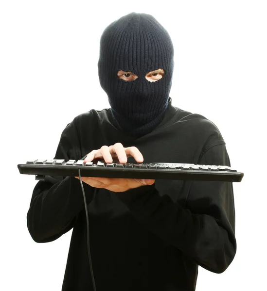 Haker w czarnej masce z klawiatury na białym tle — Zdjęcie stockowe