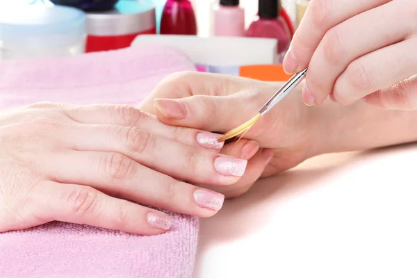 Processo de manicure em belo salão — Fotografia de Stock