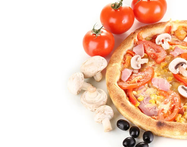 Aromatische Pizza mit Gemüse und Pilzen in Nahaufnahme isoliert auf weiß — Stockfoto