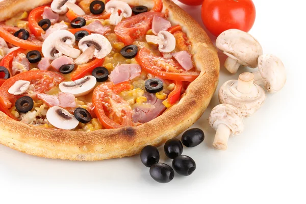 Aromatische Pizza mit Gemüse und Pilzen in Nahaufnahme isoliert auf weiß — Stockfoto