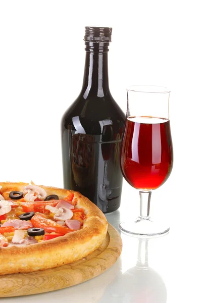 Aromatische Pizza und Wein isoliert auf weiß — Stockfoto