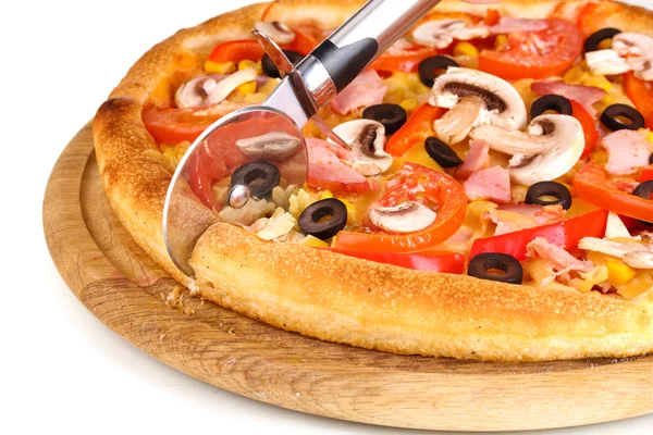 Aromatik pizza yakın çekim üzerinde beyaz izole — Stok fotoğraf