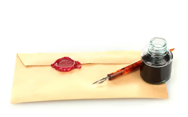 잉크 펜, 잉크병과 흰색 절연 오래 된 편지 — 스톡 사진