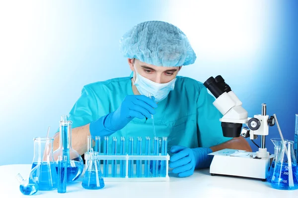 科学家在实验室里用化学品测试管工作 — 图库照片