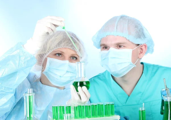 Twee wetenschappers werken in scheikunde laboratorium — Stockfoto