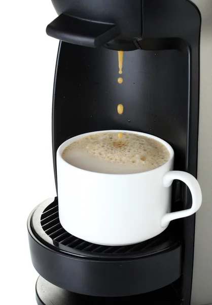 Espressomaschine gießt Kaffee in Tasse isoliert auf weiß — Stockfoto