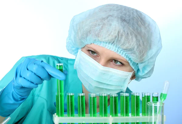 Jonge vrouwelijke wetenschapper werken in scheikunde laboratorium — Stockfoto