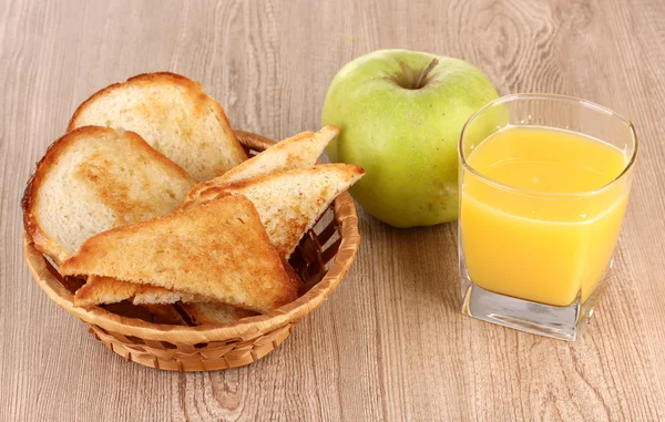 Desayuno clásico. Jugo de naranja y tostadas —  Fotos de Stock