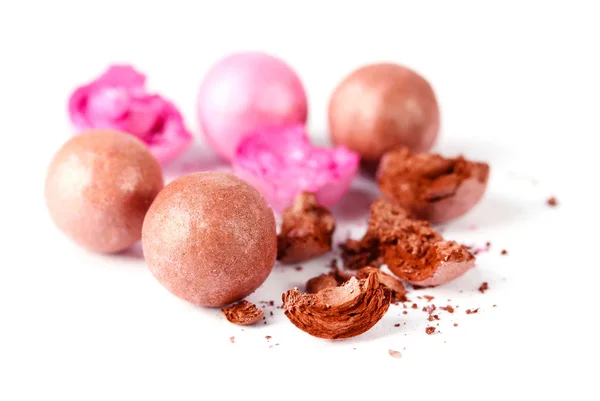 Roze en bruine poeder ballen geïsoleerd op wit — Stockfoto