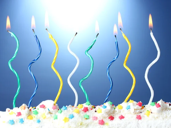 Belle candele di compleanno su sfondo blu — Foto Stock
