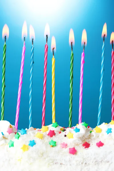 Красиві свічки на день народження на синьому фоні — стокове фото