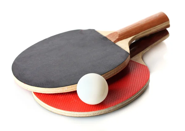 Ping-pong raketleri ve topu, beyaz üzerine izole edilmiş. — Stok fotoğraf
