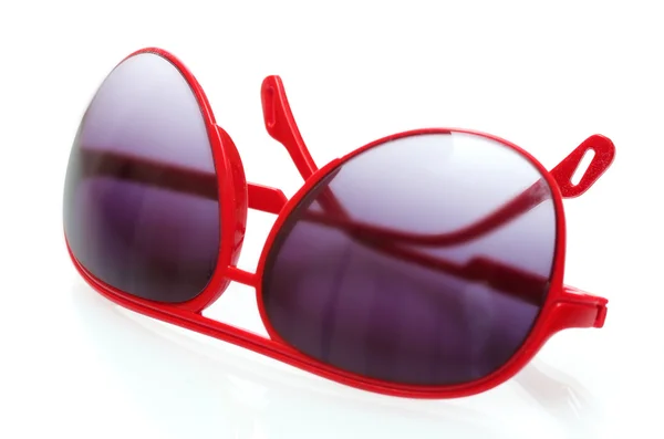 華やかな赤のサングラスは、白で隔離される女性 — ストック写真