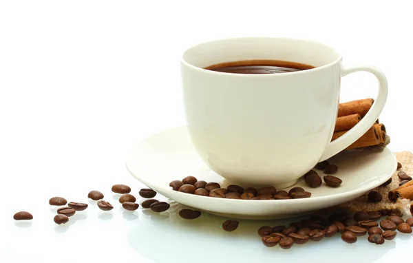 Xícara de café, feijão e paus de canela isolados em branco — Fotografia de Stock