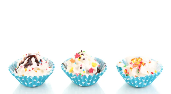 Cupcakes cremosos aislados en blanco — Foto de Stock