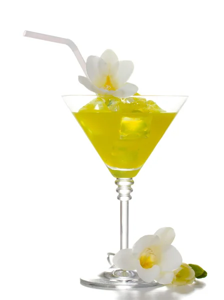 Copa de martini de cóctel con hielo y flores aisladas en blanco —  Fotos de Stock