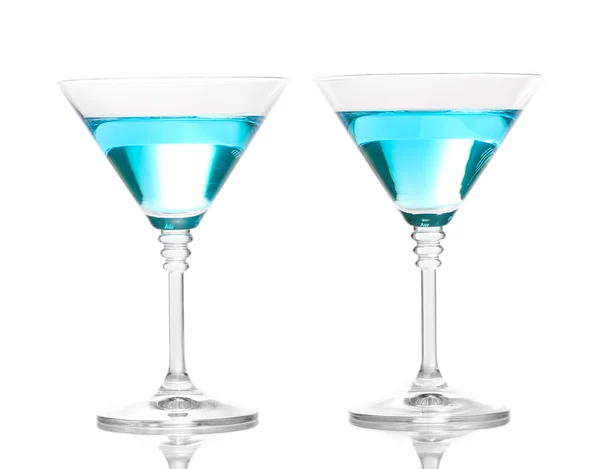 Голубой коктейль в бокалах мартини, изолированных на белом — стоковое фото