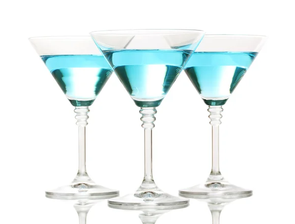 Cocktail in martini glazen geïsoleerd op wit blauw — Stockfoto