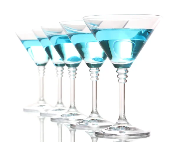 Μπλε κοκτέιλ σε ποτήρια μαρτίνι που απομονώνονται σε λευκό — Φωτογραφία Αρχείου