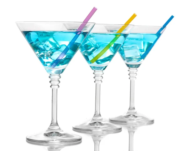 Mavi üzerine beyaz izole martini bardaklarda kokteyl — Stok fotoğraf