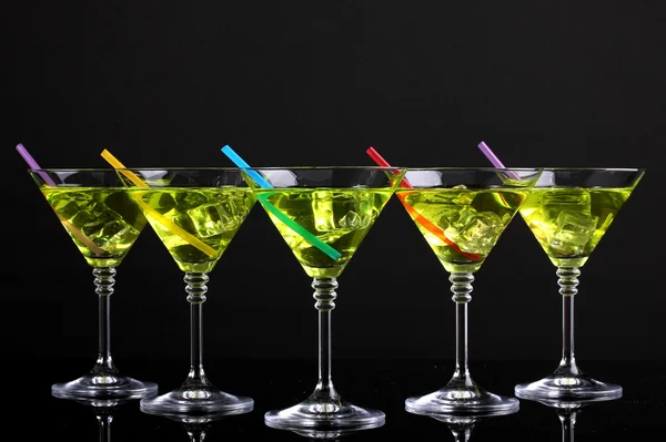 Cocktail giallo in bicchieri da martini isolato su nero — Foto Stock