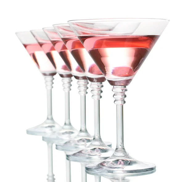 Червоний коктейль в мартіні окулярах ізольовано на білому — стокове фото