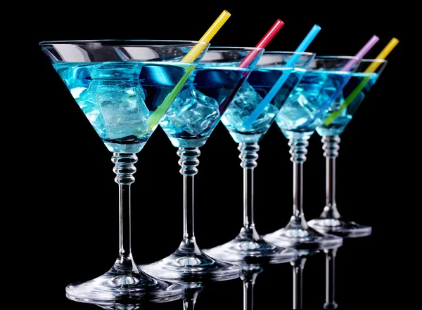 Blauer Cocktail in Martini-Gläsern isoliert auf schwarz — Stockfoto