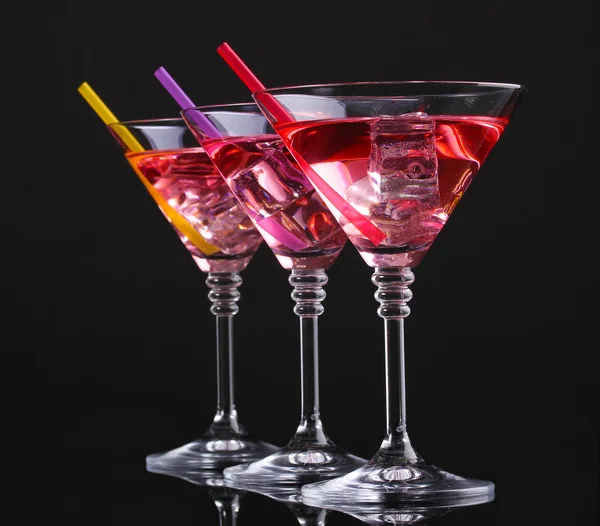 Cocktail rosso in bicchieri da martini isolati su nero — Foto Stock