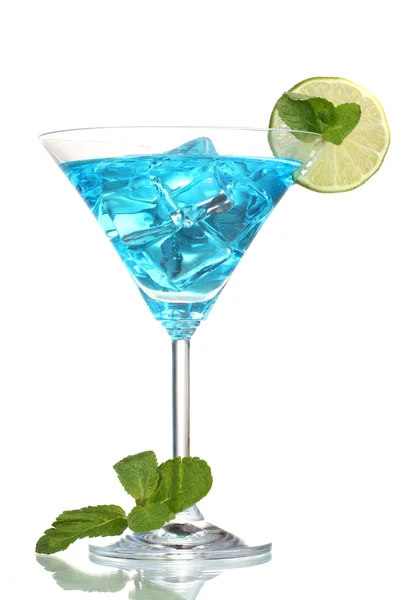Koktél a martini pohár jeges elszigetelt fehér kék — Stock Fotó