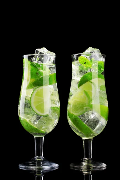 Cocktailgläser mit Limette und Minze auf schwarzem Hintergrund — Stockfoto
