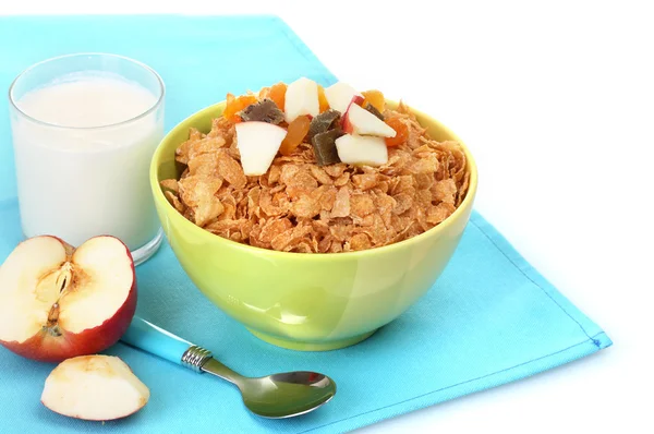 Flocos de milho saborosos em tigela com frutas secas, copo de leite e maçã em guardanapo azul — Fotografia de Stock
