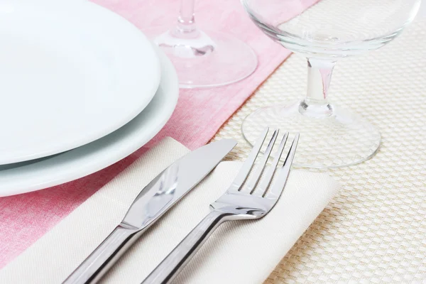 Ajuste de mesa con tenedor, cuchillo, platos y servilleta —  Fotos de Stock