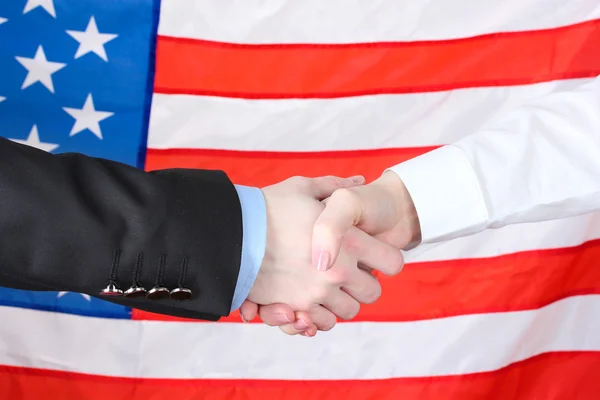 Aperto de mão de negócios em fundo bandeira americana — Fotografia de Stock