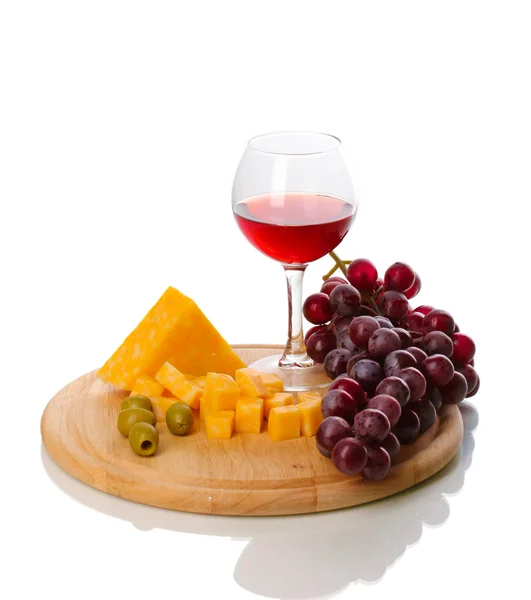 Vino in bicchiere di vino e formaggio isolato su bianco — Foto Stock